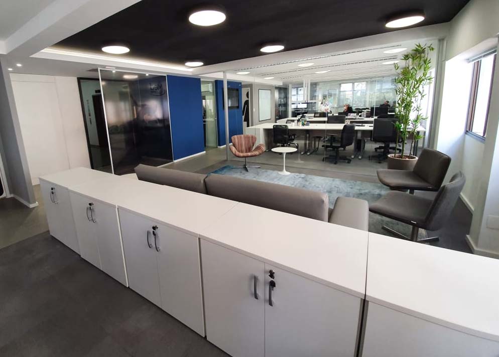 Bancada de Armários e Plataformas Especiais, mobiliário corporativo