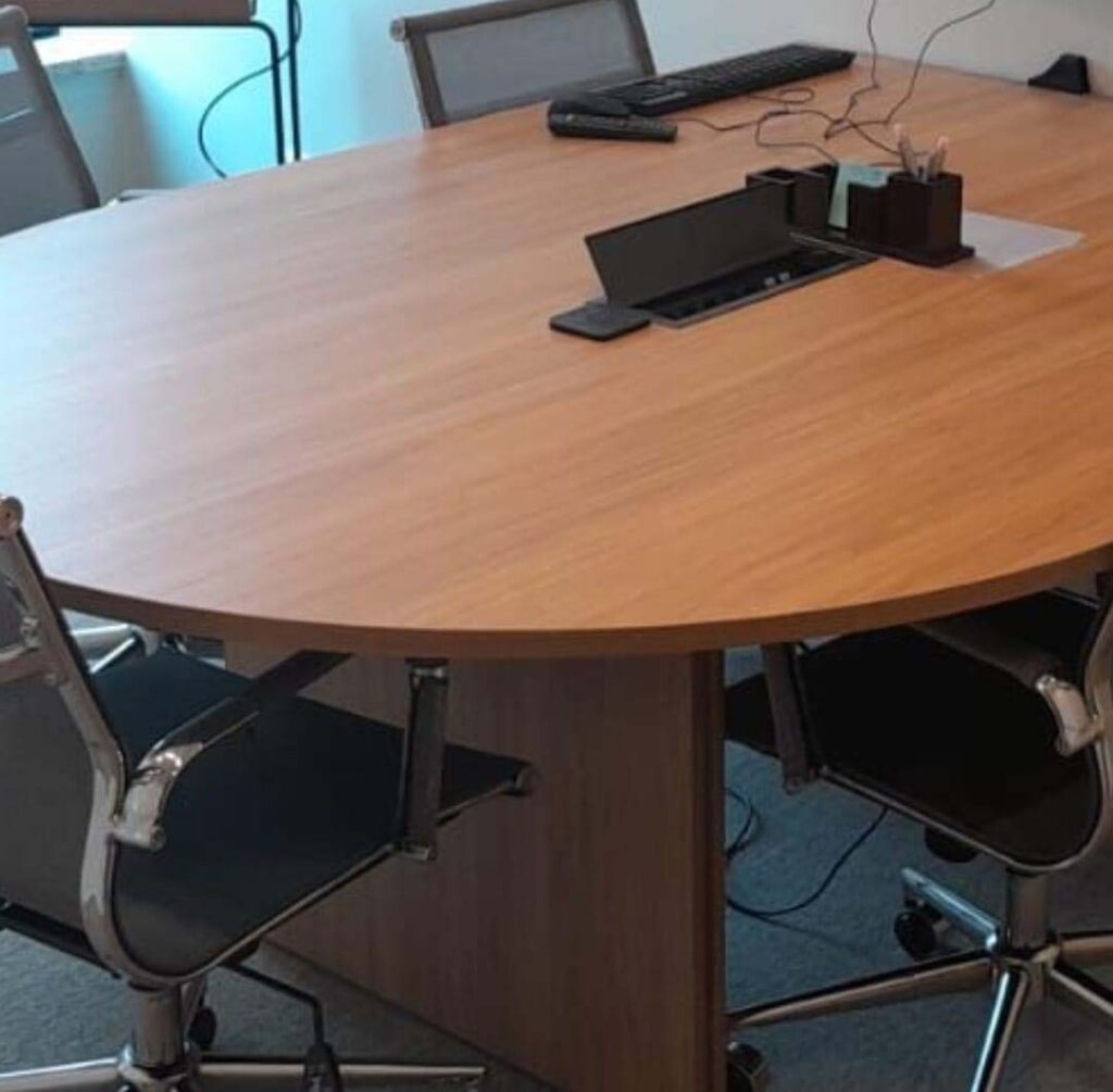 Mesa de Reunião Especial, sob medida - mobiliário corporativo