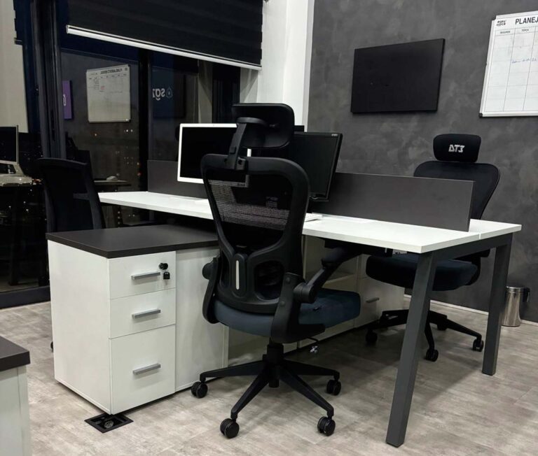 Mesa plataforma com armário lateral; móveis corporativos