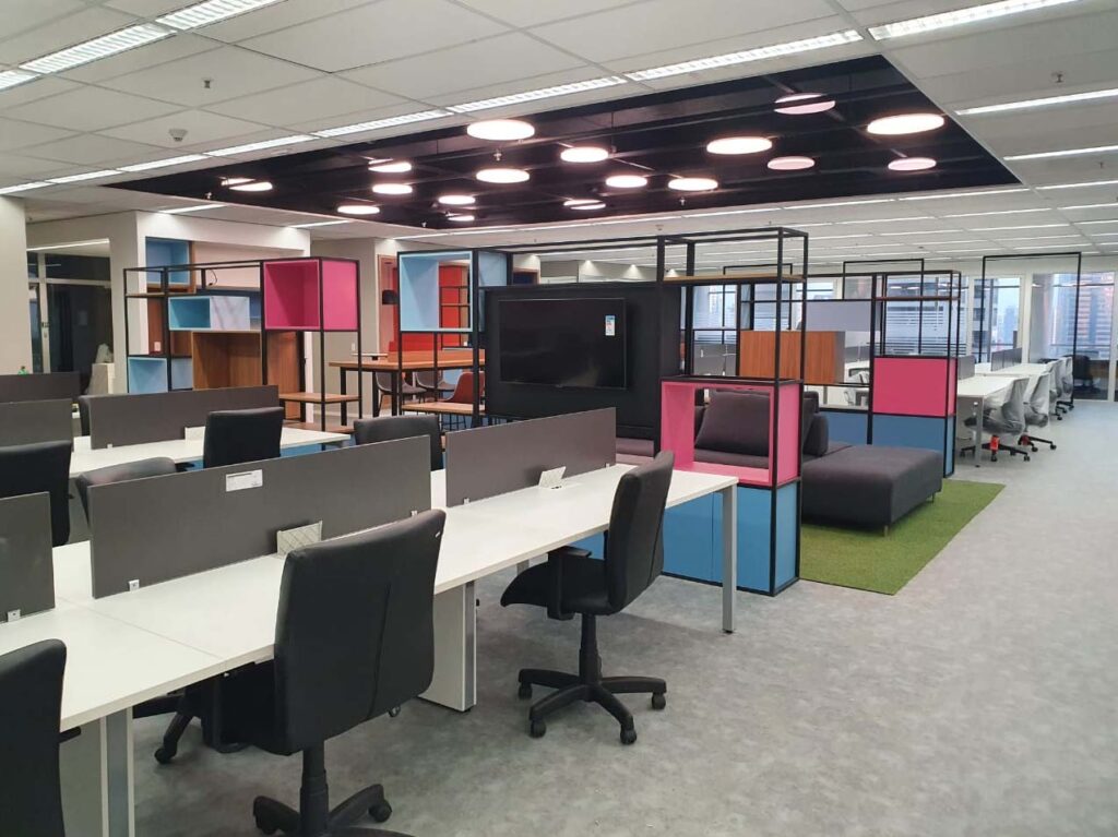 Mesa Plataforma e móveis corporativos sob medida