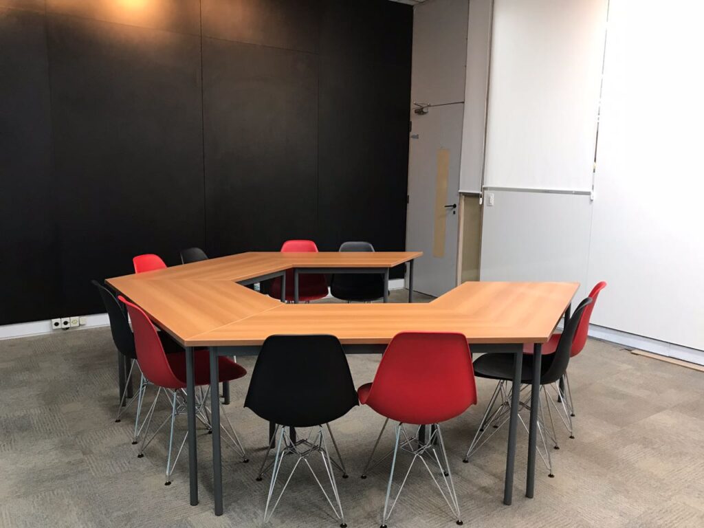 Mesas para treinamento instaladas pela Loja do Centro Móveis Escritório.