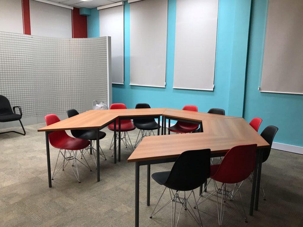 Mesas trapezoidais ou mesas trapézio para Treinamento e Reunião; em São Paulo
