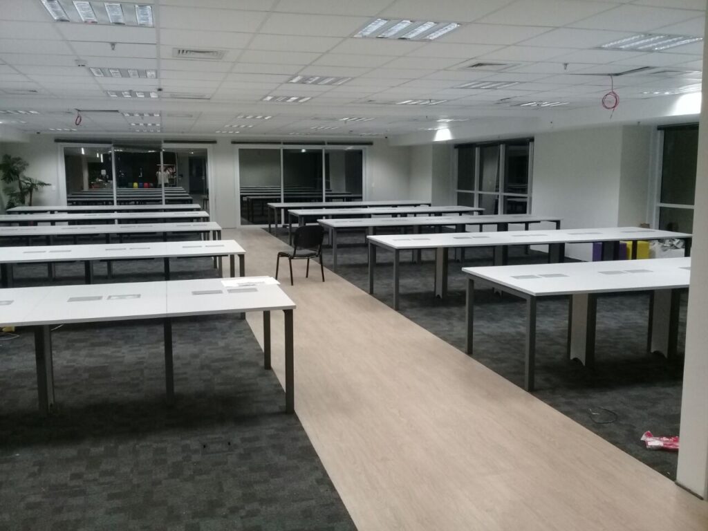 Mesas para Corretores instaladas pela Loja do Centro