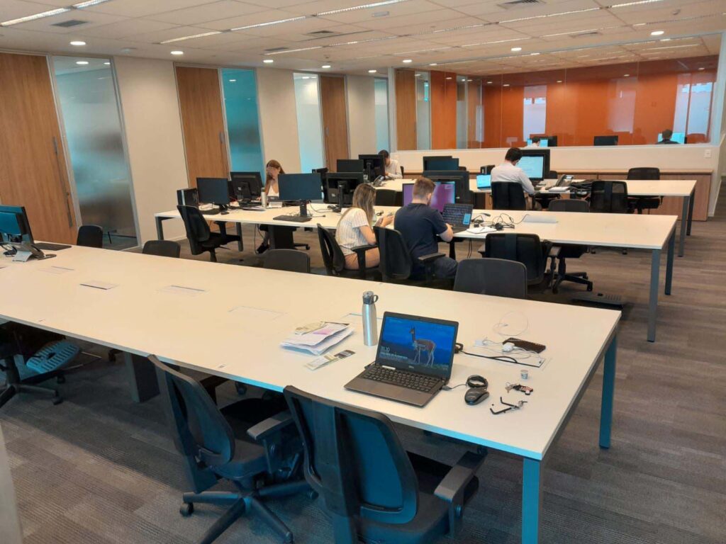 Mesas plataforma instaladas pela Loja do Centro