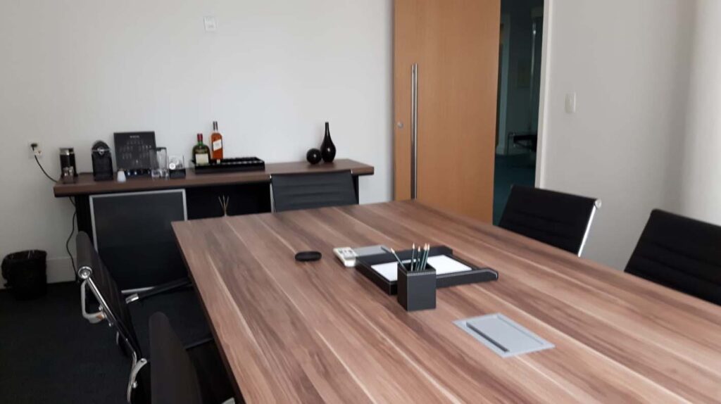 Mesa de reunião instalada pela Loja do Centro