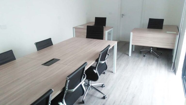 Mesa de Reunião com Cadeiras Icônicas, em São Paulo