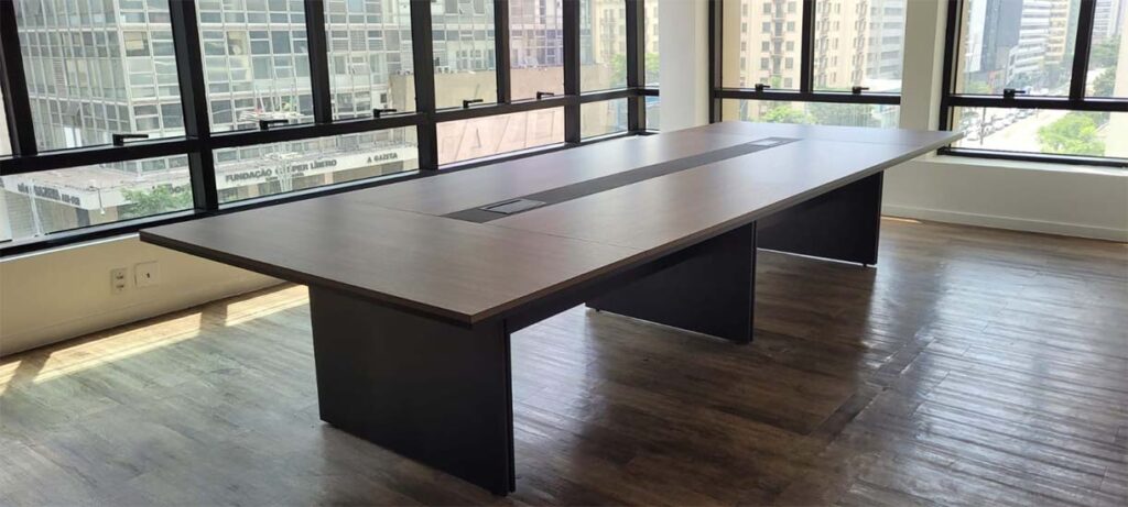 Mesa de reunião instalada pela Loja do Centro