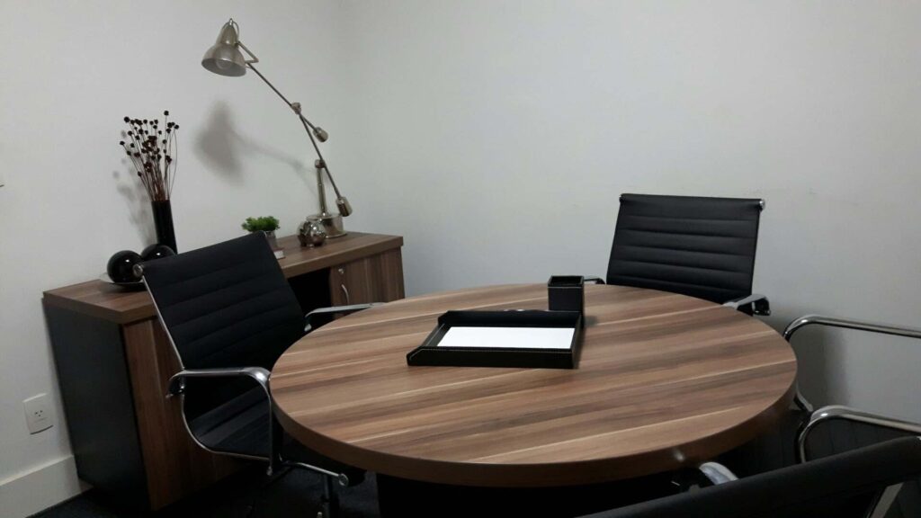 Mesa de reunião compacta instalada pela Loja do Centro