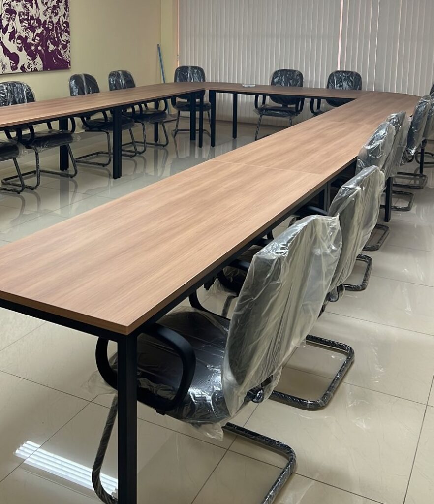 Mesas e cadeiras para treinamento